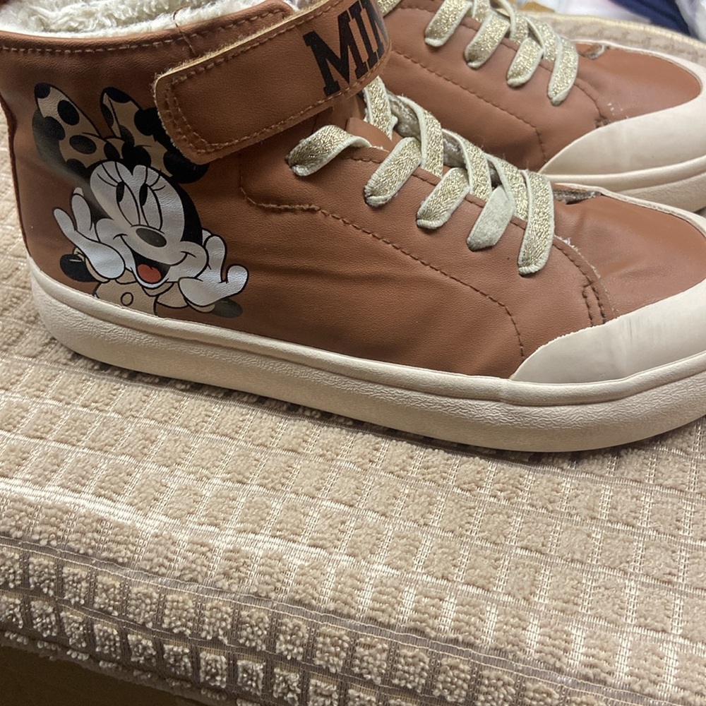 H&M Little girl size 1 Minnie Mouse boots super cozy inside.